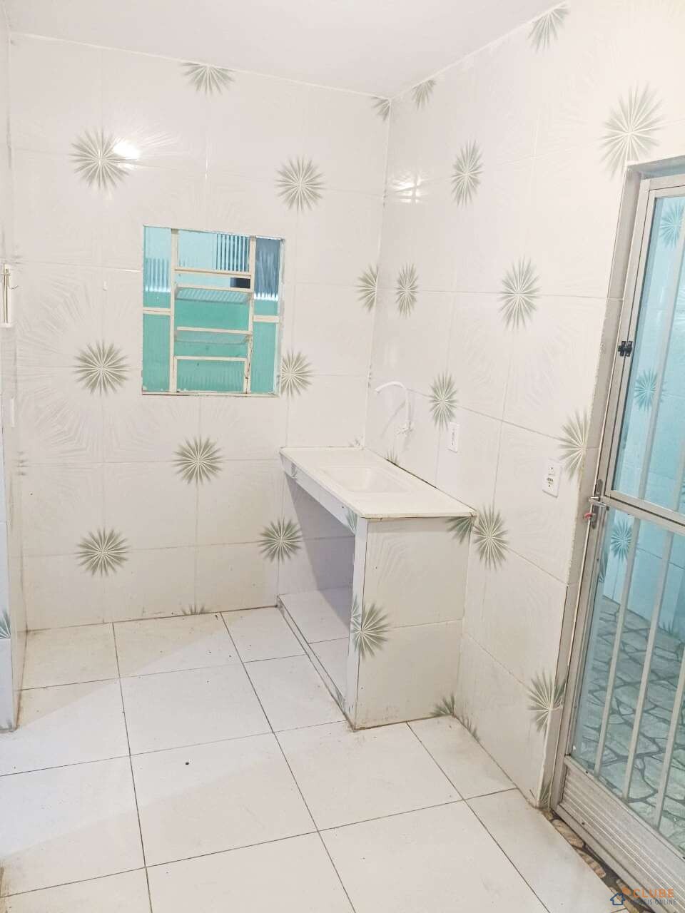 Casa 1 quarto com varanda, em Comendador Soares - OL004
