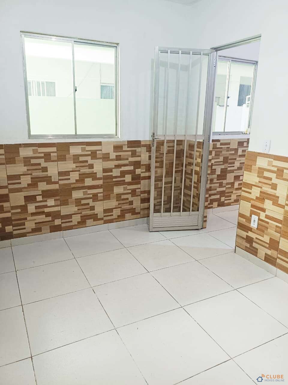Casa 1 quarto com varanda, em Comendador Soares - OL004